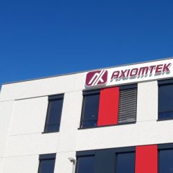 Leuchtlogo & Leuchtbuchstabenauf plastische Aluunterblende